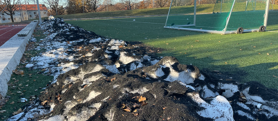 Kunstgress med gummigranulat.