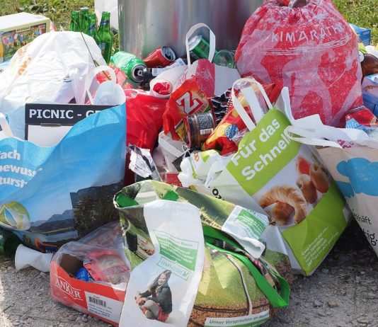 Nå får kommunene mindre penger for å samle inn plast