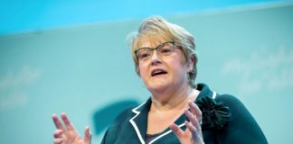 Mandal kommune forbyr gummigranulat på nye kunstgressbaner – venter på regelverk