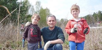 Miljøagentene Marco og Mateo: – Det er bra at vi rydder opp strandsøppelet