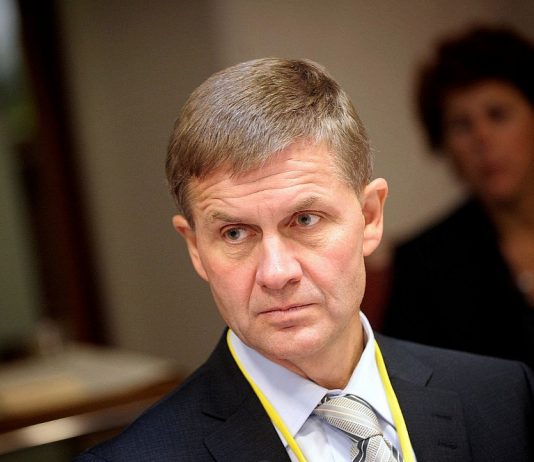 Erik Solheim får skarp kritikk etter flybråket