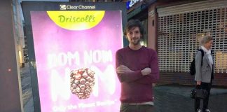 I fem norske byer: Aksjonister fjerner reklame og erstatter den med kunst til 17. mai