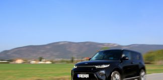 Farten i elbilsalget fortsetter. Nå er 1 av 2 nye biler solgt en elbil