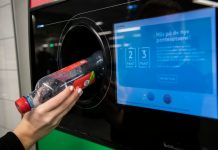 350 millioner bokser og flasker med drikke selges i sommer. Pantingen sparer masse CO2