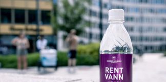 Kirkens Nødhjelp deler ut vann på plastflasker, i en kampanje mot tørken i Øst-Afrika