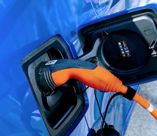 For første gang blir det solgt flere elbiler enn bensin- og dieselbiler tilsammen