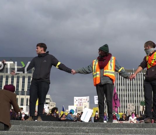 Greta Thunberg og hennes meddemonstranter ble møtt av fossiltilhengere i Alberta, Canada