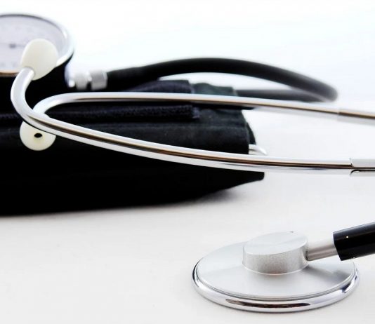 1140 leger og legestudenter har signert klimakravene og levert dem til Stortinget