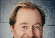 Røkke dropper skyskraper for havet