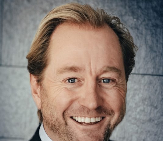 Røkke dropper skyskraper for havet