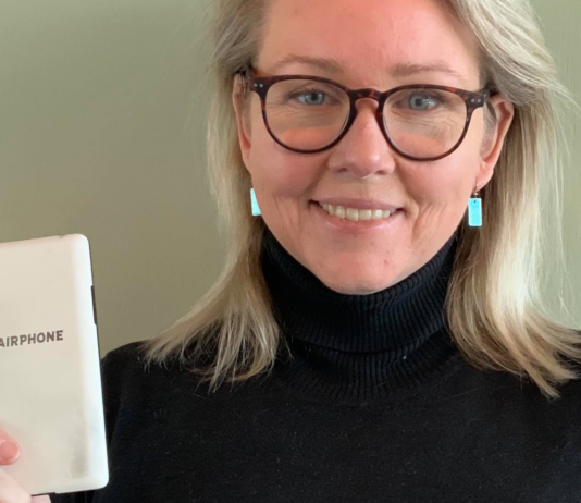 Kanskje det nærmeste man kommer en øko-mobil: Tech superbruker Cynthia Reynolds elsker sin slitne Fairphone