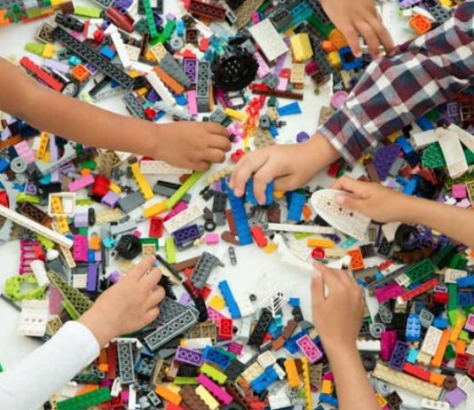 Ut med fossil plast: Lego-klossene skal lages av sukkerrør eller tre