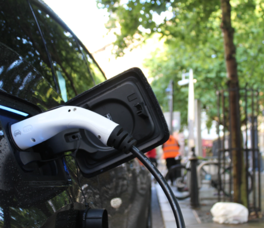 Flere velger elbil som feriebil – her er rådene fra elbilforeningen