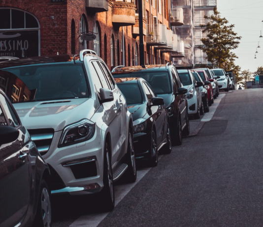 Dansk bank vil ikke lenger gi lån til kjøp av fossilbiler, kun elbiler