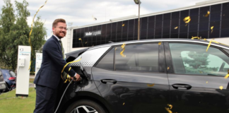 Åpner sitt første solcelleanlegg – satser på at det bare selges 0-utslippsbiler i Norge i 2025