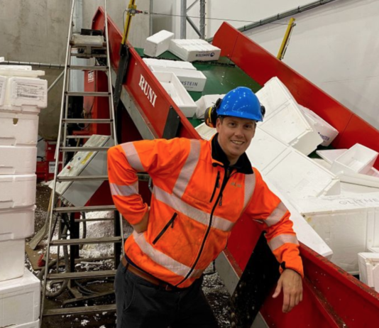 Sirkulærøkonomi: Gamle fiskekasser kvernes opp og blir nye produkter