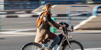 Nå er klimaveilederen her: Snart ser du kanskje journalistene rykke ut på elsykkel