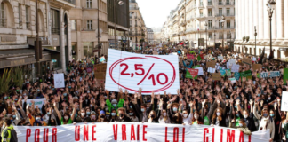 Titusenvis av mennesker marsjerte i franske byer søndag, og krevde strengere klimalov
