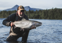 Den atlantiske villaksen blir trolig rødlistet i høst. Nå tar fluefiskende journalister grep