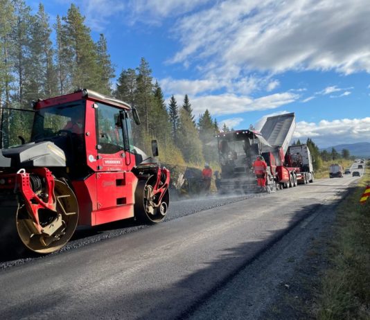 Legger asfalt med plantebasert materiale