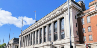 Klimaaktivister protesterer mot at Adani Group sponser Science Museum i London