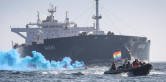 Lørdag: Greenpeace forsøkte å blokkere russisk oljetankskip i Østersjøen