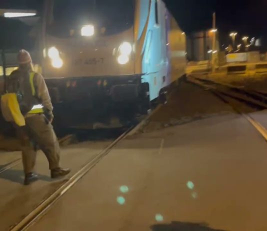 Extinction Rebellion-aksjon: Her stopper han lokomotivet som skal frakte flybensin til Gardermoen (se video)