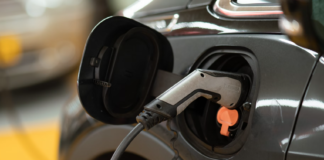 Klimasjekk av 12 store bilmerker: Kun en av dem følger Parisavtalen, mens bunnplasseringen er like klar