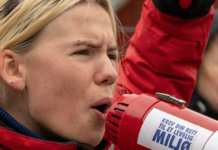 Nye aksjonister har tatt seg inn ved Førdefjorden etter at politiet dro