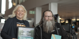 Har ryddet 1 000 tonn strandsøppel: Rolf-Ørjan Høgset fikk miljøprisen Gullklypa