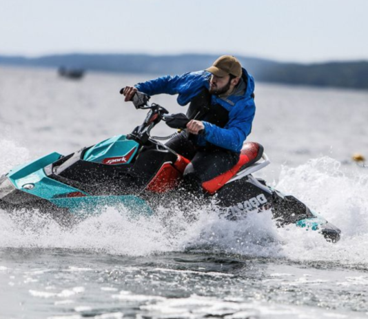 7 av 10 nordmenn vil ha strengere regler for vannscootere