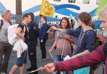 Extinction Rebellion aksjonerte mot cruiseskipet AIDAnova i Oslo, og delte ut løpesedler til passasjerene