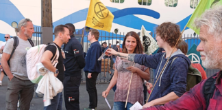 Extinction Rebellion aksjonerte mot cruiseskipet AIDAnova i Oslo, og delte ut løpesedler til passasjerene