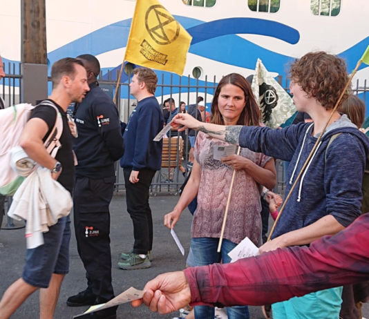 Extinction Rebellion aksjonerte mot cruiseskipet AIDAnova i Oslo, og delte ut løpesedler til passasjerene
