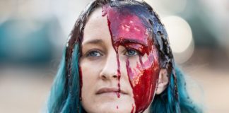 Klimaaktivister i Sør-Afrika dekket seg med falskt blod og olje