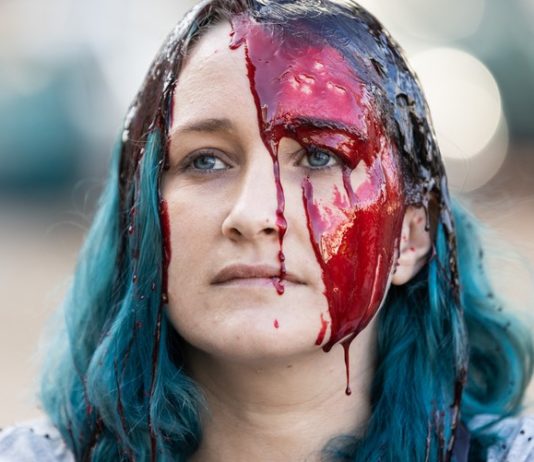 Klimaaktivister i Sør-Afrika dekket seg med falskt blod og olje