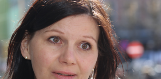 – Regjeringen synes tydeligvis det er greit at dyr sulter i hjel på båsen så lenge Bygdeungdomslaget har midler til låvefest