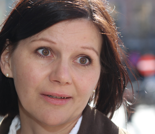 – Regjeringen synes tydeligvis det er greit at dyr sulter i hjel på båsen så lenge Bygdeungdomslaget har midler til låvefest