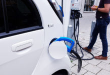 Våger seg på ny orddefinisjon: Nå er en bil en elbil