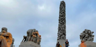 Klimaaktivister har tilgriset Monolitten i Vigelandsparken