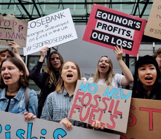 Greta Thunberg langet ut mot Norge i demonstrasjon i London