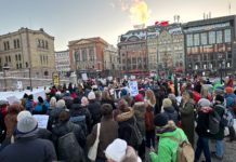 En halv million underskrifter imot hjalp ikke – Stortinget vil ha gruvedrift på havbunnen Protest mot gruvedrift på havbunnen utenfor Stortinget.