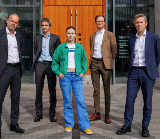 Dom i Førdefjordsaken faller onsdag Advokater fra Kluge, Truls Gulowsen og Gina Gylver foran Oslo Tinghus.