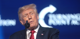 Trumps framgang uroer EU-topper Donald Trump, fotgrafert av Gage Skidmore. CC BY-SA 4.0 Deed | Attribution-ShareAlike 4.0 International.