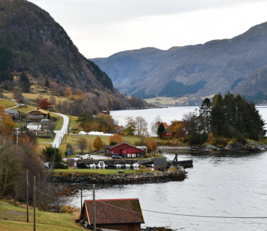 Nye medlemmer og pengestøtte strømmet til Naturvernforbundet etter tapet i Fjordsøksmålet Bygda Vevring i Førdefjorden.