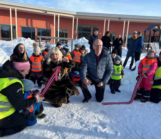 I Harstad har man bygd verdens nordligste svanemerkede barnehage. Nå er den åpnet