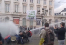Uten sidestykke: Belgisk politi skjøt med vannkanoner på klimademonstranter Extinction Rebellion i Brüssel.