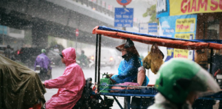 Kinesisk by fikk nesten ett år med regn på en dag Regn.