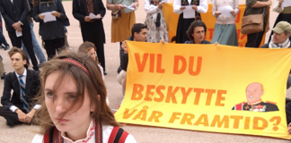 XR Ung markerte ved slottet, og ba kongen trekke ONS-beskyttelsen Milla Haugen.