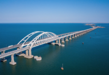 Russisk tankskip delt i to – lekker ut olje ved Kertsj-stredet